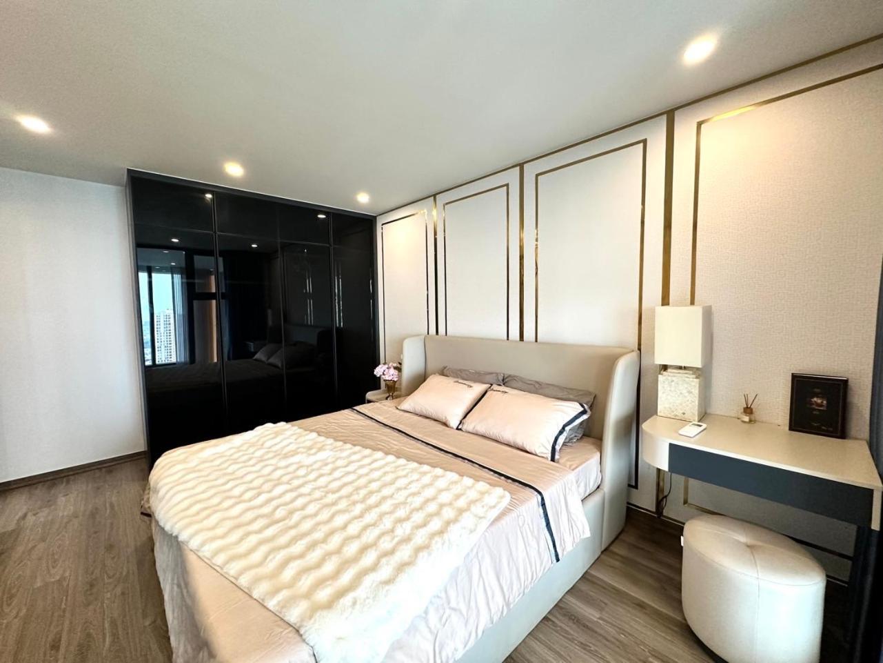 Queen Penhouse Duplex Hanoi